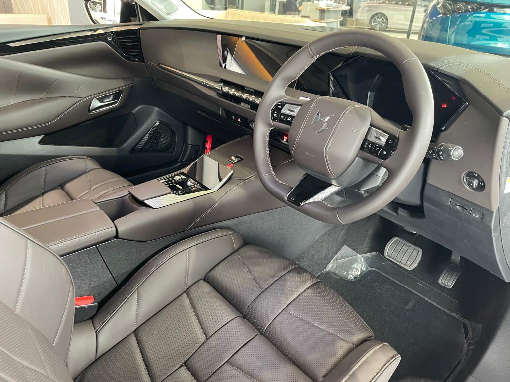 DS4ディーゼル最終の限定車「シャンゼリゼ」展示中