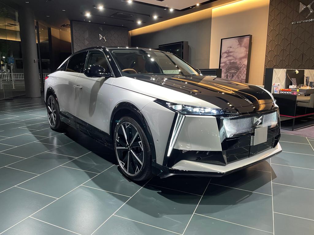 新しいフラッグシップモデル「DSN°8（ナンバーエイト）」展示中